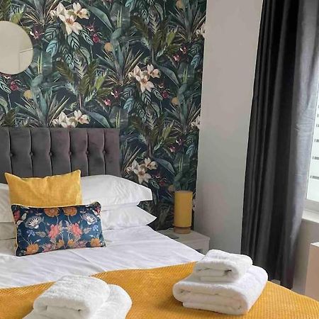 Cayton Village Hide Away ภายนอก รูปภาพ