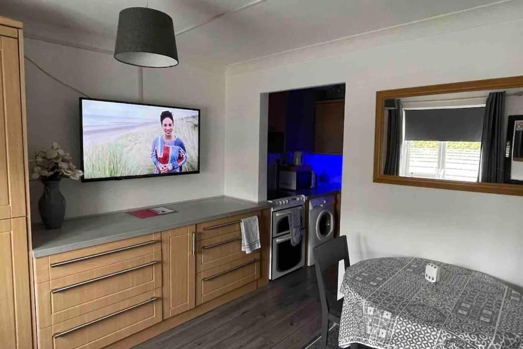 Cayton Village Hide Away ภายนอก รูปภาพ