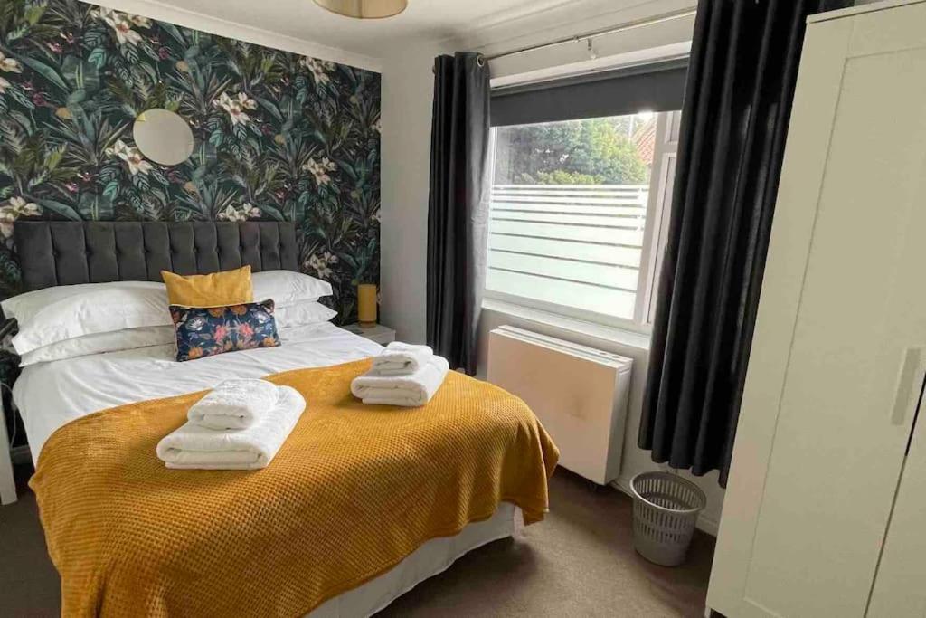 Cayton Village Hide Away ภายนอก รูปภาพ