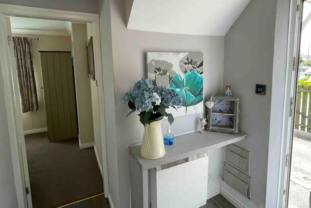 Cayton Village Hide Away ภายนอก รูปภาพ