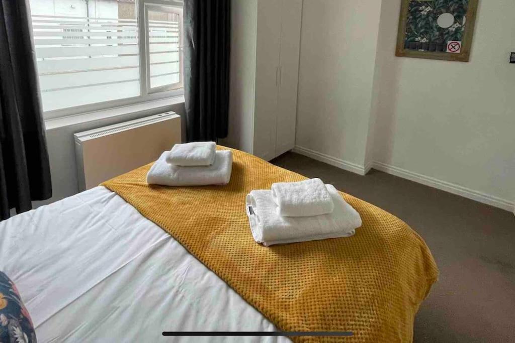 Cayton Village Hide Away ภายนอก รูปภาพ